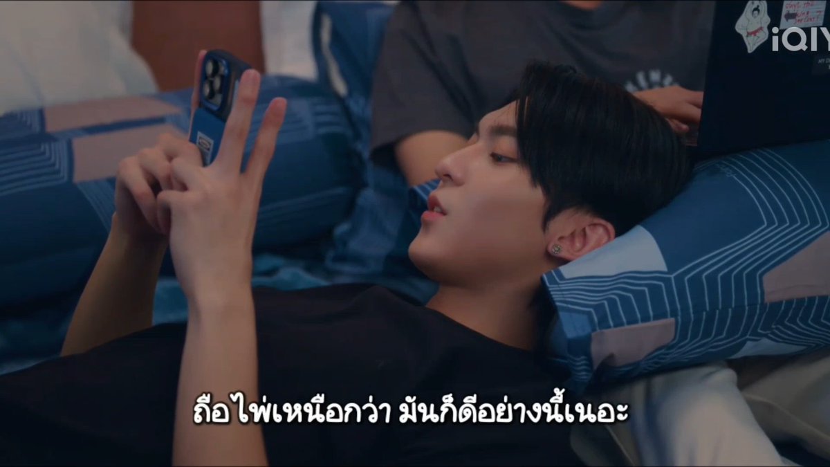 24babypear's tweet photo. รีแคปจากที่ดูแฟนบอย EP.8 จบขอวิเคราะห์ดูเล่นๆจากการดูและคุยกับพี่ๆน้องๆ คือ เอ๊ะตรงที่ธามกำลังพิมพ์อะไรสักอย่างเหมือนน้องกำลังแต่งนิยายอยู่เพราะเอาจริงๆตั้งแต่ดูอีพีแรกจนถึงอีพีนี้ในทุกๆเหตุการณ์เร็นจิธามจะอยู่ในเหตุการณ์พีคๆตลอดและพยายามเก็บข้อมูลขั้นสุดเพราะตอนอีพี6ธามก็พูดไว้ว่า เรื่องนี้สนุกแน่ ต่อมาอีพี8 น้องบอก เนื้อเรื่งโคตรสนุก หรือน้องกำลังแต่งเรื่องเดอะดีปอยู่ป่ะ เอาดีๆ ยังไงก็เหมือนจริงๆนะคนแต่งนิยายแต่มีเชื่อมไปอีกเหตุผลที่ทำไมเร็นจิธามถึงมาเล่นเรื่องนี้คือเร็นจิอ่ะ เหมือนอยู่เหนือกว่านอร์ทนะและนอร์ทก็ดูกลัวหรือนอร์ทจะเป็นลูกต้าเซี่ยงๆจริงๆอ่ะ แต่น้องธามนี้สิ เข้ามาเพราะเหตุผลอะไร ตอนนี้มาเอ๊ะเรื่องที่ธีร์จูโน่เกิดอุบัติเหตุถ้าเกิดว่า ธีร์ธามเป็นพี่น้องกันก็ดูเป็นไปได้ เพราะพี่ธีร์พูดกับเติร์ดว่า กูอ่านเดอะดีปละะ โคตรสนุกกก เป็นเพราะน้องชายตัวเองแต่งป่ะ เติร์ดก็บอกว่า พี่ธีร์อยากเล่นเรื่องนี้มากกทุกอย่างมันดูเอ๊ะและดูเป็นไปได้แหะ พอมาเรื่องอุบัติเหตุอ่ะ น่าจะเป็นฝีมือไนน์ป่ะไปทำอะไรสักอย่างจนทำให้ตัวเองมาเป็นคู่หลักจนได้อ่ะ ดูจากไนน์ละดูเป็นคนทำได้ทุกอย่างในสิ่งที่ตัวเองต้องการอ่ะ แล้วถ้าธามเป็นพี่น้องกับธีร์ๆจิงคงมาเพื่อแก้แค้นให้พี่ด้วยเพราะหลักฐานทุกอย่างที่จะแฉว่าไนน์เป็นคนยังไงคือออ อยู่ที่เร็นจิธามนะ เพราะสองคนนี้ ถือไพ่เหนือกว่าคนอื่นจริงๆ ใช่มั้ยไม่รู้แต่การที่ดูแล้วสามารถคิดไปในทางนั้นได้จริงๆนะเอาดีๆ เดายากมากกกกเรื่องนี้ แต่ใดๆนะ สนุกมากก โคตรมันส์อ่ะ ชอบบๆๆเอาอีกๆๆๆๆ

MR FANBOY CHAPTER 8
#MrFanboyEP8 
#rryjinnn 
#chira_patt  
[#ryujinpatji , #ริวจินแพทจิ] ♡