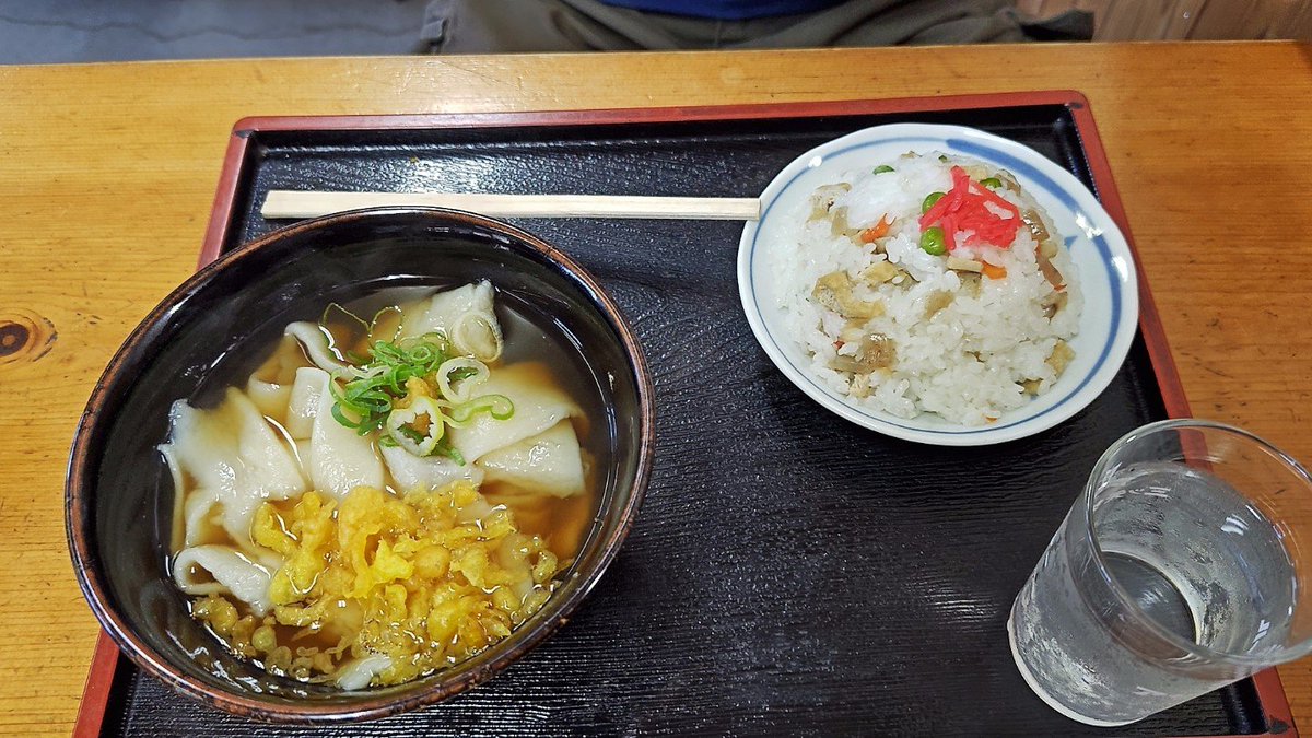 o_sme's tweet photo. 香川に来たらさぬきうどん！
兼平屋名物まいまいうどん
うどんを切った端っこを使ったうどん。
もちもちツルツル美味い！ https://t.co/0iIN9bn2lz