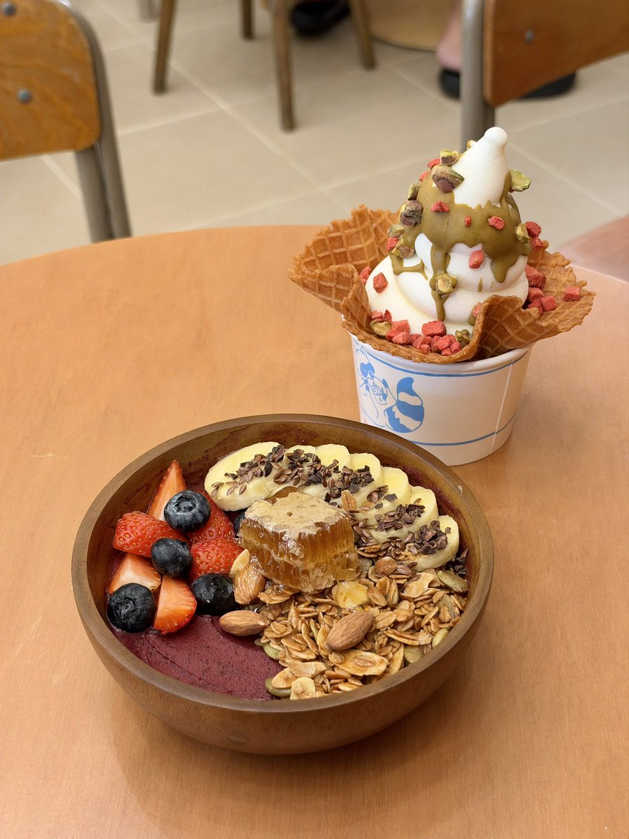 sfkkfs_'s tweet photo. เมนู acai bowl เค้าก็อร่อย เครื่องแน่นๆ แต่ชอบที่สุดก็ frozen yogurt งับ 🫠🙌🏻 อยากกินทุกวัน 555555555 

ชื่อร้าน Rob'Berry 
สาขาในกทม.อยู่ซอยคอนแวนส์ - สีลม 
เปิดทุกวัน 09:00 - 18:00 น. 
ไม่แนะนำให้เอารถไป ลง BTS ศาลาแดงได้ค่ะ https://t.co/fB4pGX66jR