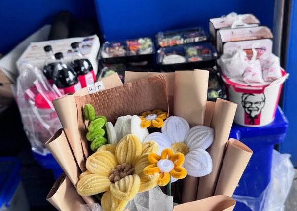 INGASAVANUND_SP's tweet photo. Food support for Nong Ing his fam and staff 💙✨
กะเพราหมู+ไข่ดาว 5 กล่อง 
หมูทอดน้ำจิ้มแจ่ว 5 กล่อง 
ข้าวคลุกกะปิ 5 กล่อง 
ไก่เทอริยากิ 5 กล่อง 
ผลไม้ 10 กล่อง 
น้ำส้ม 30 ขวด 
ชาไทย 
โกโก้
KFC 
Coke Zero 

Special thanks to @OHMING_INA @ZawngN32046 @Millie06_oi 

#ingasavanund https://t.co/cLvd5Q7gQi