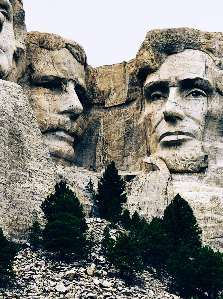 wildbyeeynrml's tweet photo. Standing before Mount Rushmore, completely in awe. The sheer size and detail of these faces carved into stone is unreal. 🇺🇸 https://t.co/lDFvMgbX7H