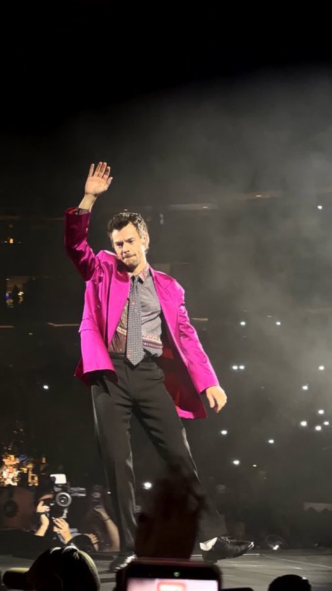 hsdtogethertour's tweet photo. Harry on stage at Madison Square Garden in New York City - October 17 (via @SeatSecure) https://t.co/NafjRTOPaX