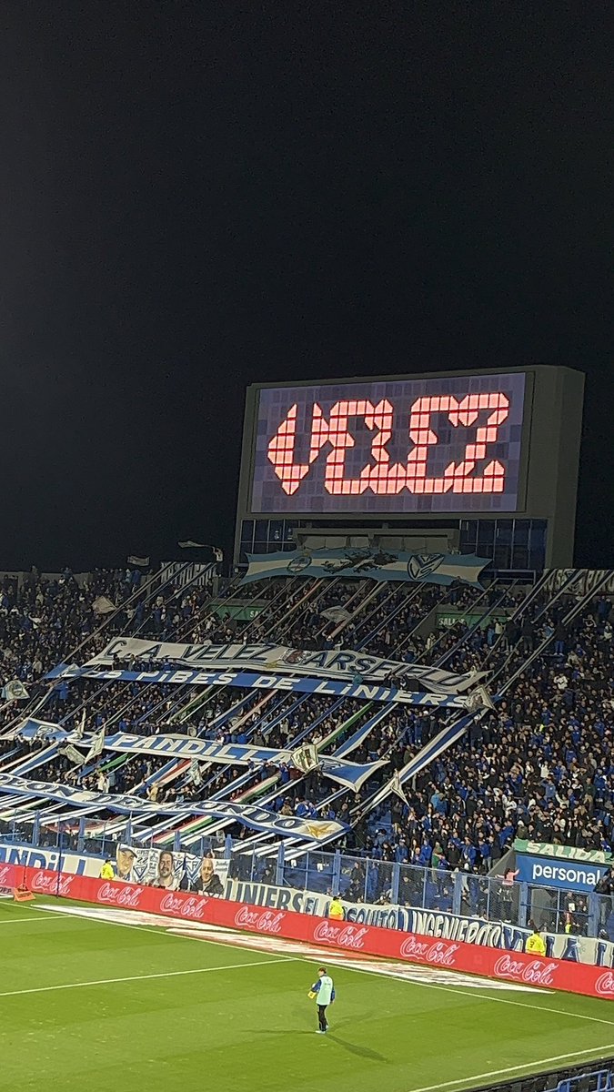 santivs87's tweet photo. Fútbol de alto vuelo en Liniers. Un Vélez que le dió a la gente el protagonismo que quería pero que le sigue costando definir y con los mismos problemas de abajo que hay que corregir. Vamos nosotros Y POBRE DEL QUE QUIERA ROBARNOS LA ILUSIÓN. https://t.co/HjVUZpznht