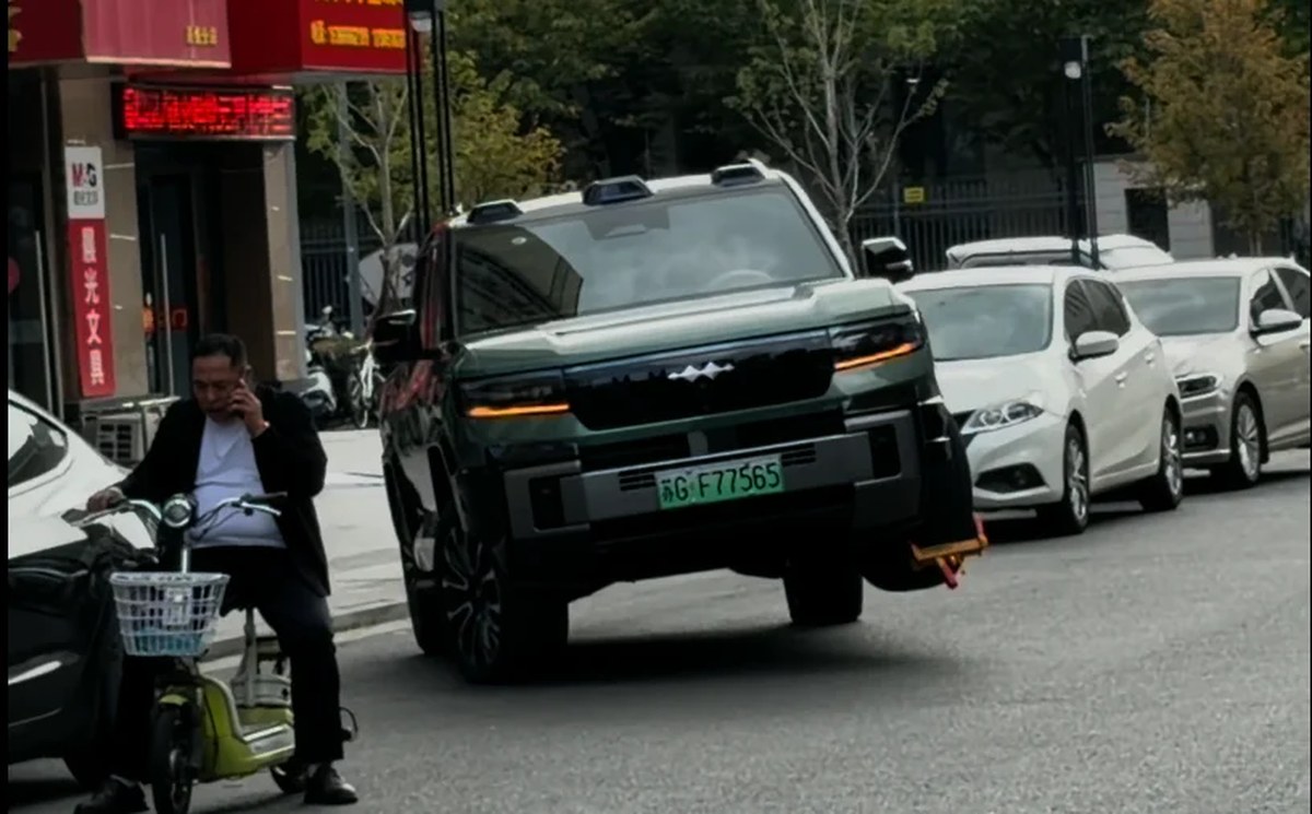 Gaz6com's tweet photo. Halka Açık Sokakta Tekerkilidine Takılı Kalarak Üç Tkerlek Üzerinde Sürülen BYD Bao 8

https://t.co/IAEpjaPW21

#haber #halka #açık https://t.co/tAAMAM45Jx