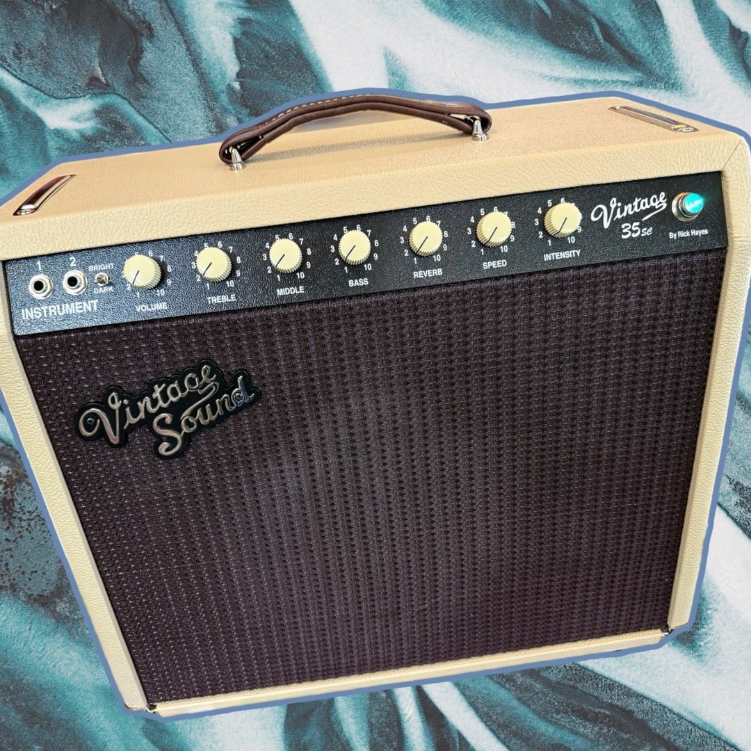 VintageSoundAmp's tweet photo. Available at @humbuckermusic, Vintage 35sc in Blonde tolex with Oxblood grill cloth. #vintagesound #boutique #customamp https://t.co/7BIShgC6wQ