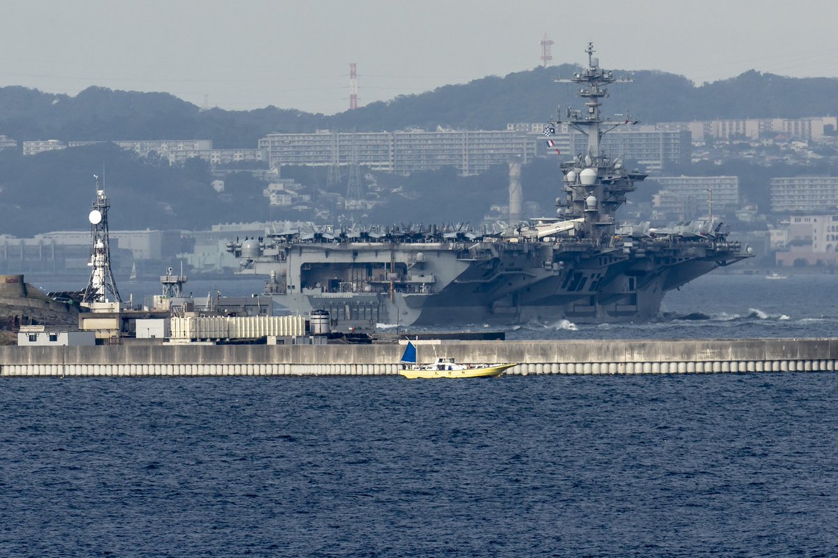 BondsSam's tweet photo. 2026.10.16 浦賀水道航路
CVN-71 USS Theodore Roosevelt
朝の水道航路を航行する空母を初めて東側から撮りましたが、初入港の空母の一部始終が見えました。予想より取舵が早く、正面系は厳しかったですね。
#NAVY #CVN71 
#USSTheodoreRoosevelt 
#横須賀港 #米海軍 #空母 
#セオドアルーズベルト https://t.co/WQEI1pB37d