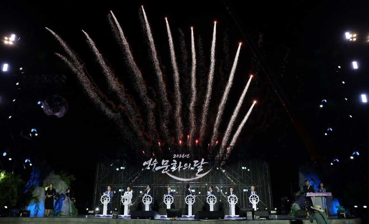 Hwiyoung_Chae's tweet photo. <문화의 달, 문화로 더 오래 머물고 싶은 지역을 꿈꿉니다>

'2026 문화의 달' 기념식에 참석하기 위해 여수를 찾았습니다.

매년 지역을 달리해 열려온 '문화의 달' 기념행사는 주민들이 오랫동안 지켜온 특색 있는 지역 문화를 널리 알리고 함께 나누는 자리입니다. 올해는 섬과 바다의 이야기를 품은 여수에서 오는 19일까지 다양한 공연과 체험 프로그램이 이어집니다.

기념식 주제공연에서는 전라좌수영의 기개부터 오늘의 낭만적인 밤바다, 섬과 바다를 통해 세계로 나아갈 미래까지 여수의 이야기가 한 편의 항해처럼 펼쳐졌습니다.

여수는 지난해까지 4년 연속 천만 명 넘는 방문객이 찾은 대표적 관광도시인데요, 무엇보다 손님을 이웃처럼 반겨주는 시민들의 넉넉한 인심이 여수를 다시 찾게 만드는 힘이 아닐까 생각합니다.

이제 여수는 '스치는 1박에서 머무는 3박으로' 한 걸음 더 나아가려 합니다. 저는 그 해답이 문화에 있다고 생각합니다. 문화가 일상에 스며든 도시여야 여행자는 하루라도 더 머물고 싶어집니다.

더 머물고 싶은 곳, 오래 살고 싶은 곳. 여수가 그곳에서의 삶을 더욱 풍요롭게 만드는 도시로 거듭나길 기대하며, 이번 '문화의 달'을 통해 더 많은 분들이 여수의 매력을 발견하실 수 있기를 바랍니다.

#문화의달 #문화의날 #여수 #지역문화 #문화체육관광부
