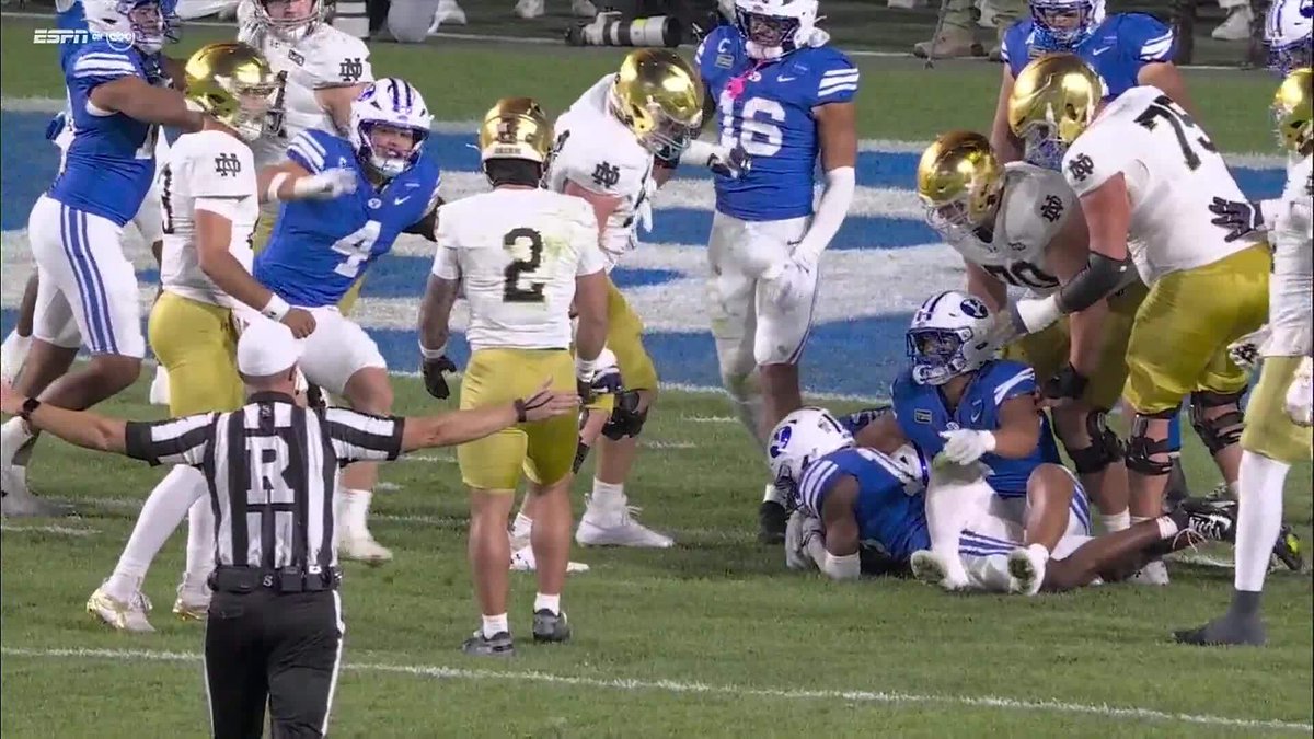br_betting's tweet photo. NOTRE DAME FUMBLES ON THE SPIKE RIGHT BEFORE HALFTIME OMGGG 😭 https://t.co/OZ4YE6sK8K