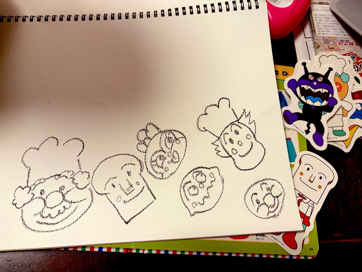 xmiikox's tweet photo. 1歳8ヶ月の姪っ子の最近の流行りはアンパンマンのキャラが描かれた厚紙を持ってきては描かせる事らしい。朝からめちゃくちゃ描かされてる。ちなみに、描いてる途中にどっか行って次のキャラ持ってくる。最後まで見てろ。 https://t.co/dAwLl9ldIm