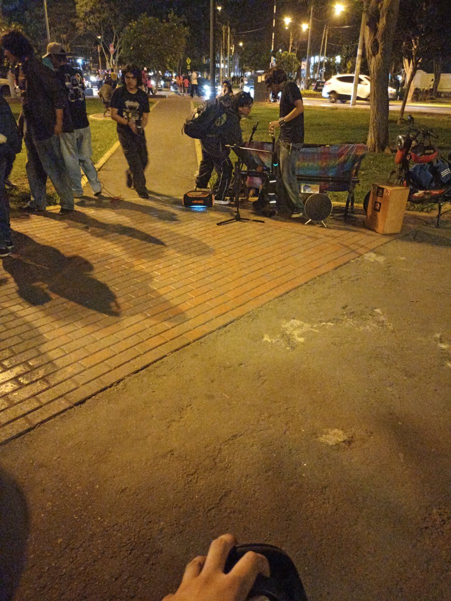 terry_c6's tweet photo. la banda era tan under q tocaba en una batalla de bandas de unders https://t.co/kUsEYYakMv