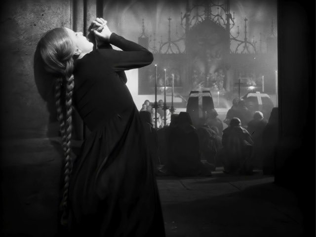 titleposting's tweet photo. happy 100 years of Faust! 
I was genuinely in awe of the nightmarish fairytale imagery. I love expressionist lighting! https://t.co/OM6GjOIs7x