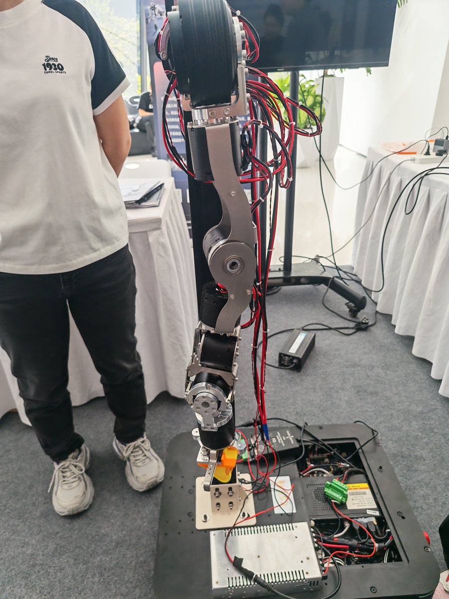 tks's tweet photo. #ROSCONCN
華東師範大学のチームが作った #OpenArm 

金属部品はJLC CNCで加工

こうやって広まっているのは素晴らしい https://t.co/lYQedBTP7S