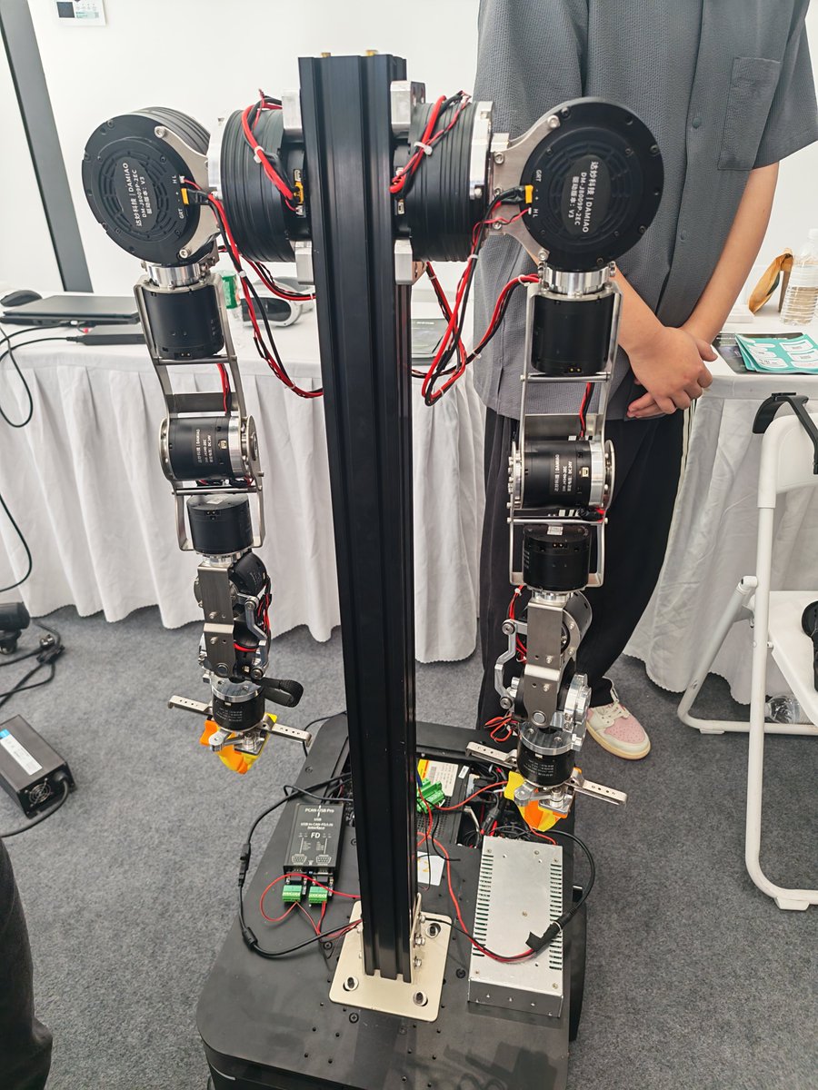 tks's tweet photo. #ROSCONCN
華東師範大学のチームが作った #OpenArm 

金属部品はJLC CNCで加工

こうやって広まっているのは素晴らしい https://t.co/lYQedBTP7S