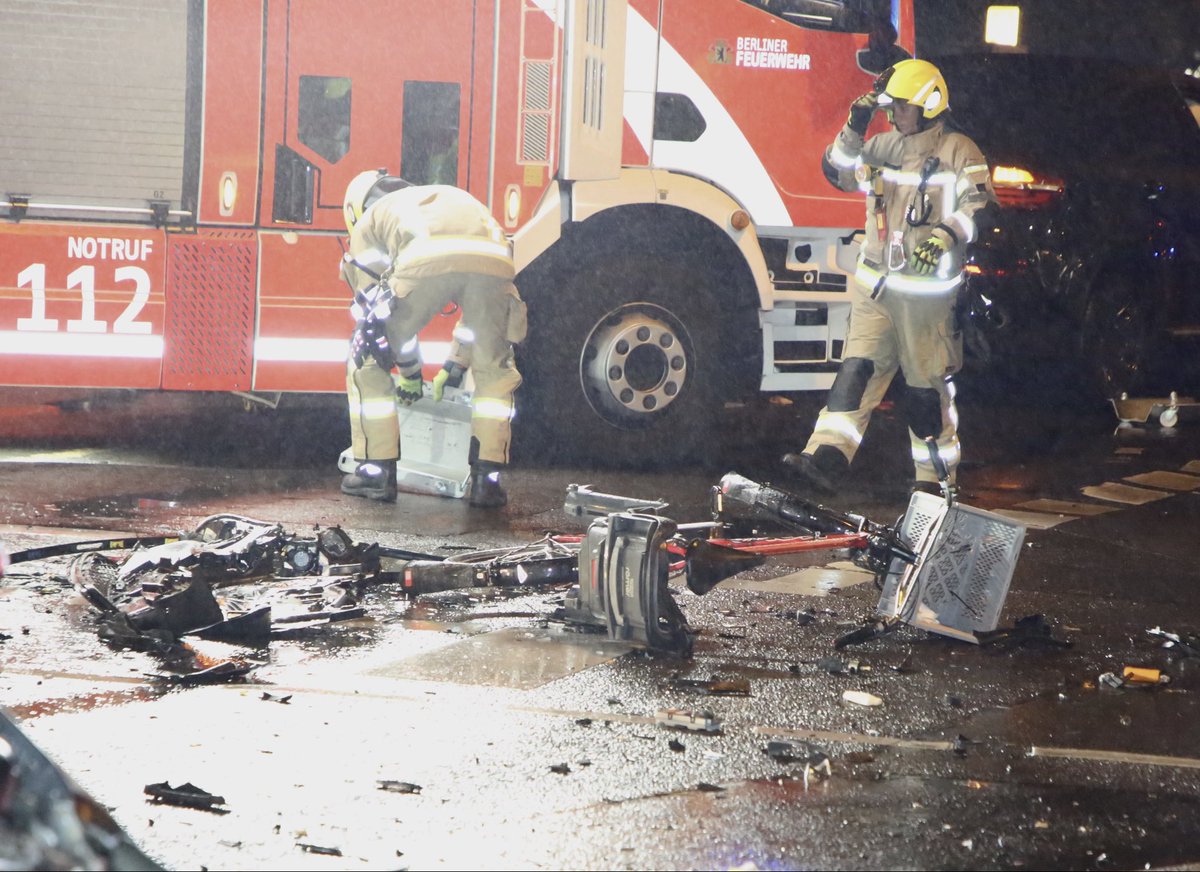 PolReporter's tweet photo. #Berlin #Lichtenberg - Unfall zwischen zwei Pkw, ein Pkw erfasst Radfahrer, 2 verletzte Personen, einer davon schwer, hoher Sachschaden https://t.co/BpuMkodvML