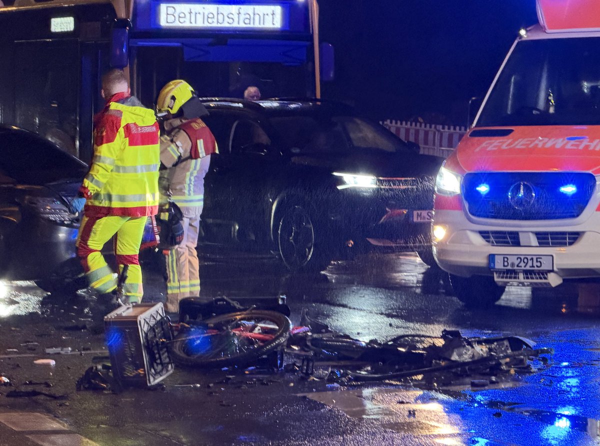 PolReporter's tweet photo. #Berlin #Lichtenberg - Unfall zwischen zwei Pkw, ein Pkw erfasst Radfahrer, 2 verletzte Personen, einer davon schwer, hoher Sachschaden https://t.co/BpuMkodvML