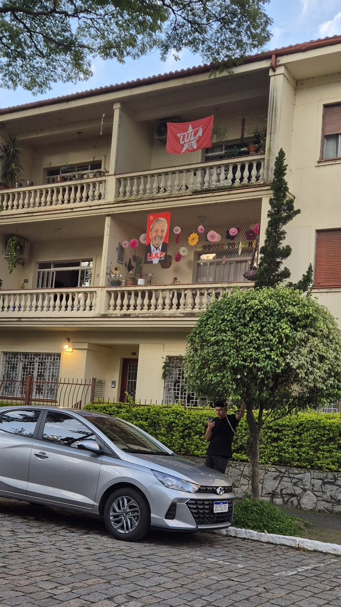 celbipegoraro's tweet photo. Sábado de livrarias. Pinheiros está pesadamente engajada por Lula. Muito mais do que no primeiro turno, é o bairro com grande número de pessoas com adesivos nos carros e nas roupas. https://t.co/aXe0phMwhc