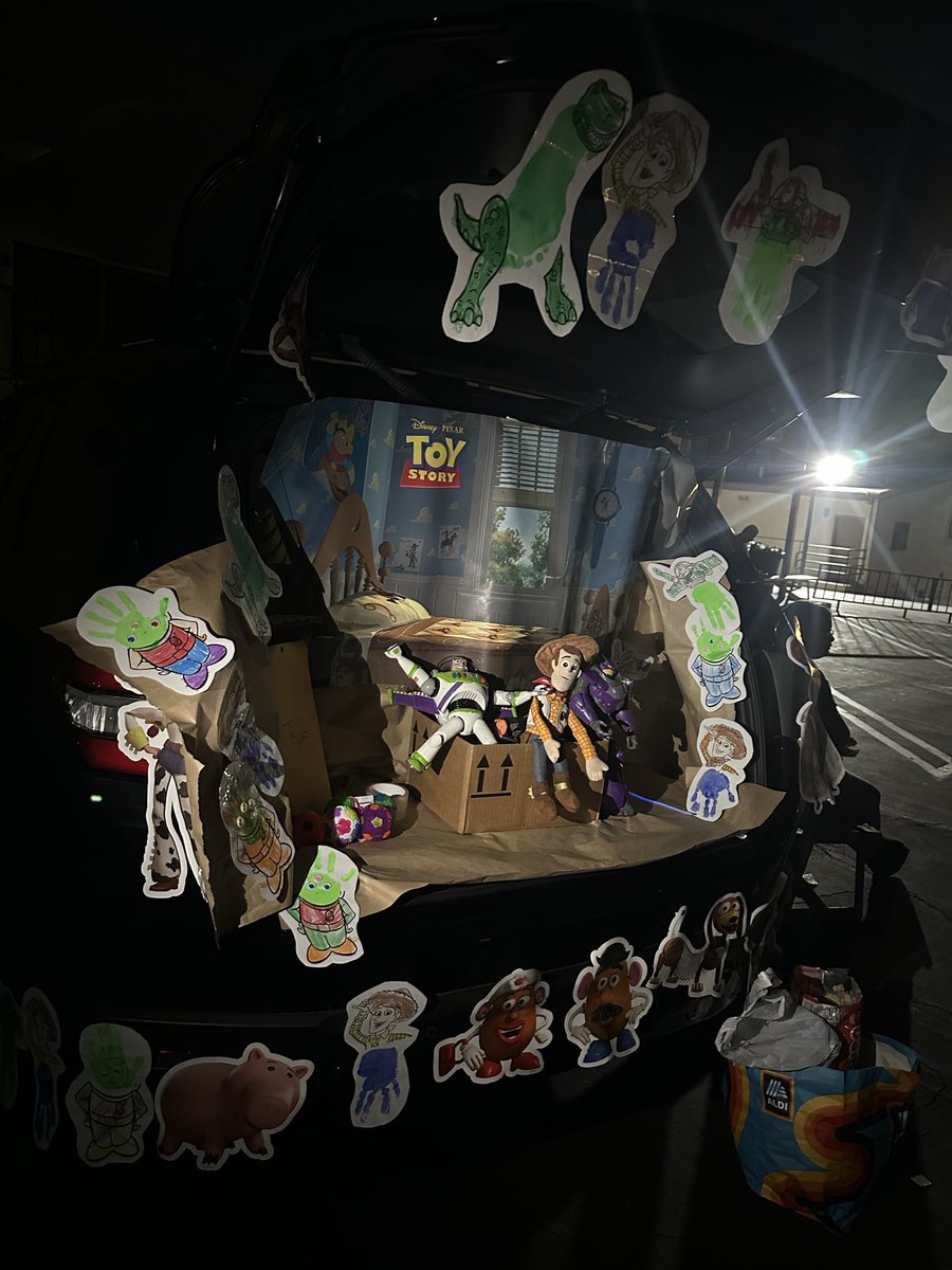 OLGLionsLA's tweet photo. What a spooktacular night at OLG’s Trunk or Treat! 🦁🍬💚💛 Our families had a blast playing games, enjoying delicious snacks, collecting candy, and watching a movie under the stars! 🎬🍿 Thank-you to everyone who joined us and to our amazing families who went all out decorating! https://t.co/R1MDlyd6JX