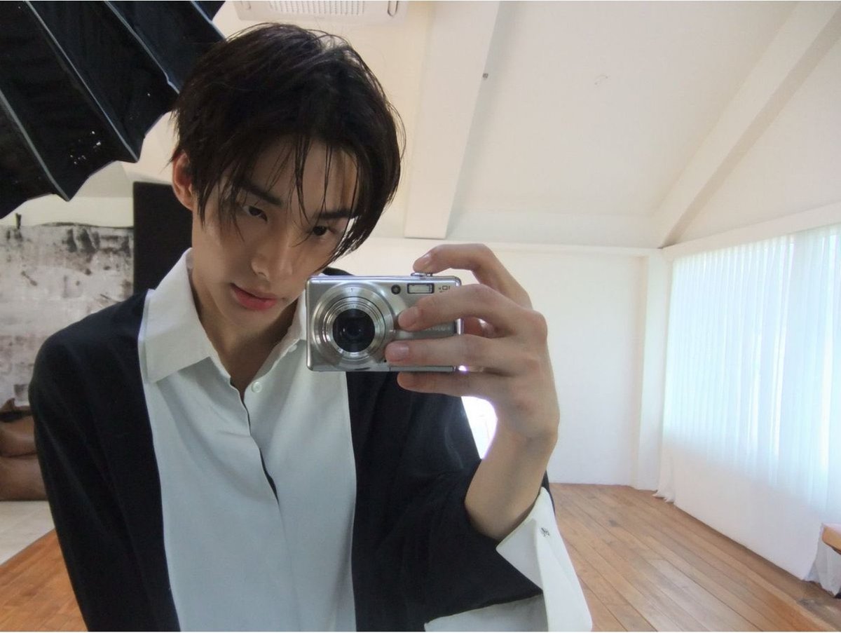 spearhyunnie2's tweet photo. HYUNJIN x DIOR x ESQUIRE KOREA

#HYUNJINxDIOR https://t.co/p2np8LtWFk