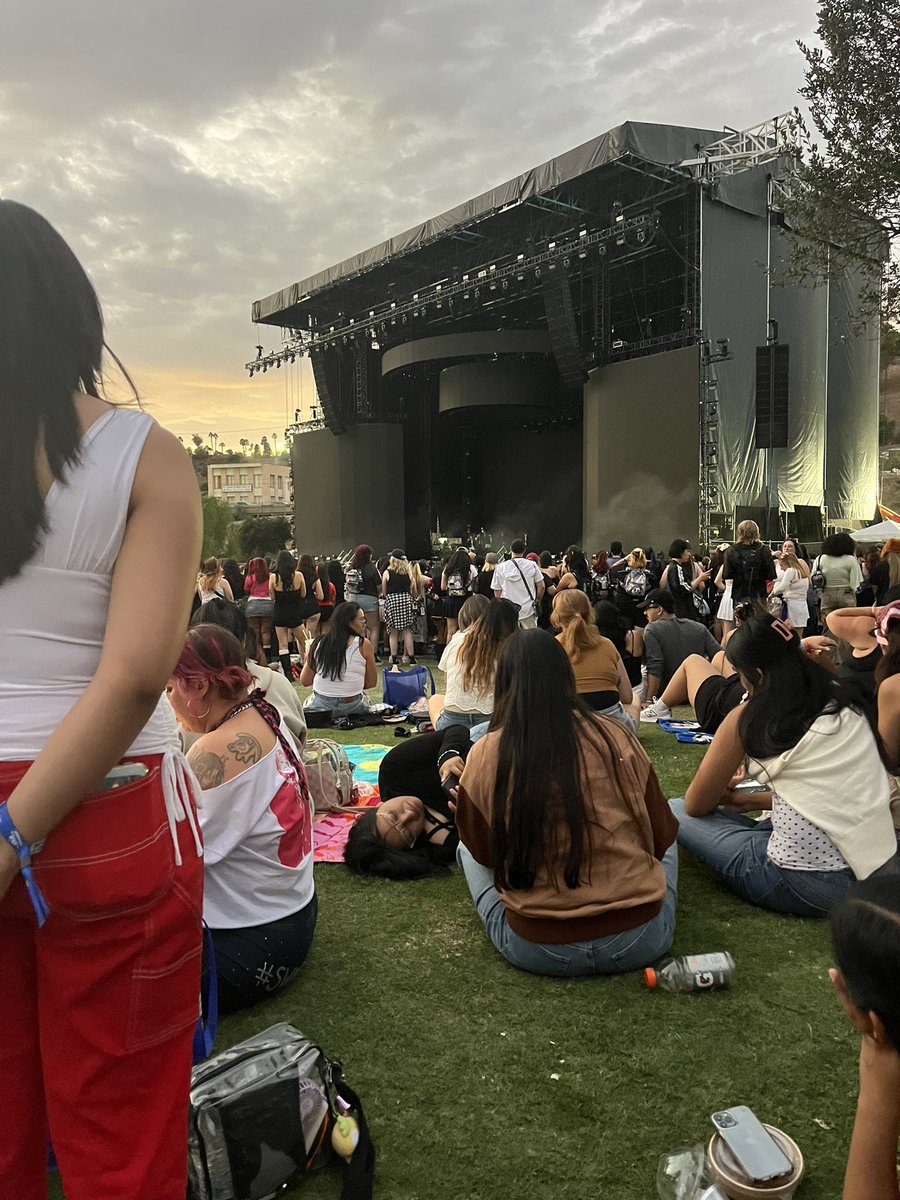 selfishmachinez's tweet photo. @strawbrie_cake WHERE ARE U im over on right side of the stage https://t.co/1eme4dJvR4