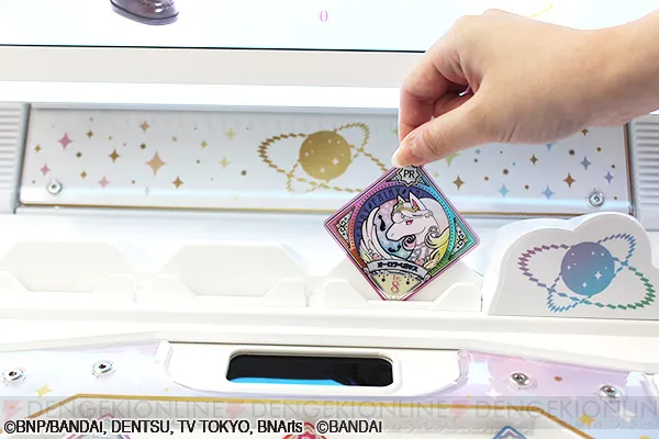 vjoe's tweet photo. アイカツプラネット筐体が大失敗して
アイカツアンコール筐体が大成功しているの見ると
アーケードゲームのビジネスってのは本当に突飛な事やらねえ方がいいなって・・・

アイカツプラネット筐体が失敗したのは100％間違いなく排出されるのがカードじゃなくてスイングだった事なので https://t.co/rJ8L8jwv7e
