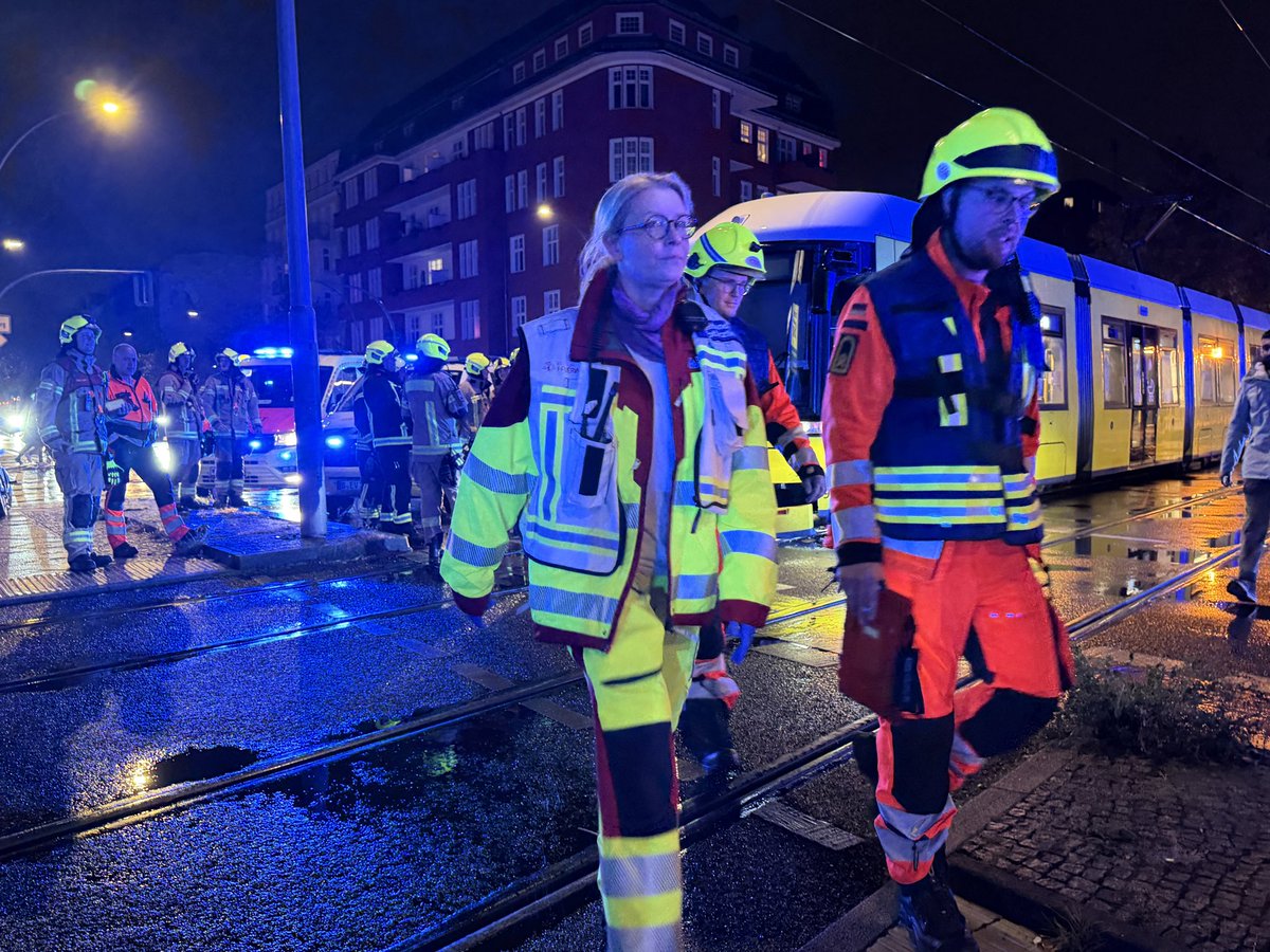PolReporter's tweet photo. #Berlin #Gesundbrunnen - Unfall zwischen Straßenbahn und Pkw fordert 3 verletzte Personen, Feuerwehr im Großeinsatz https://t.co/B0odnpcOgD