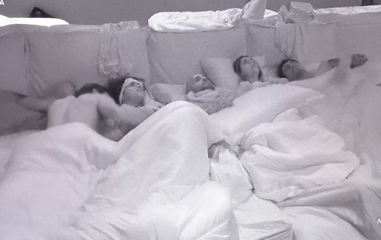 hereimchaotic's tweet photo. quarantacinque anni nel letto coi ragazzini sei malato unica vittoria le shipper per questo presto lo faranno fuori https://t.co/P3RquABYe6