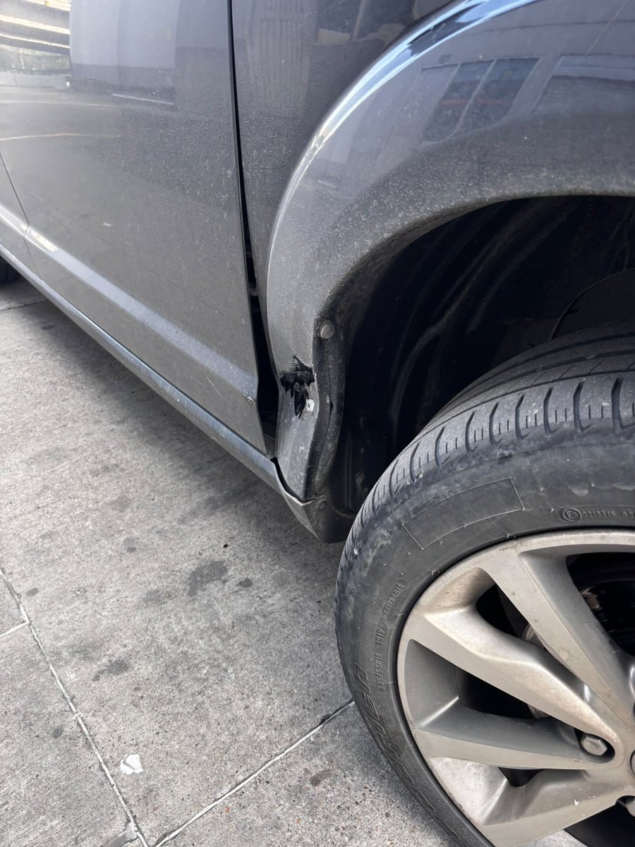 ColombiaOscura's tweet photo. #ATENTOS 🚨 Buscan a motociclista imprudente que conducía Pulsar NS 200 de placa WEB48E que colisionó contra una camioneta cuando adelantó de manera indebida y por donde no debía; y ​al percatarse de que había tenido la culpa el sujeto que manejaba la motocicleta decidió escapar. https://t.co/L5MvdxkKWz