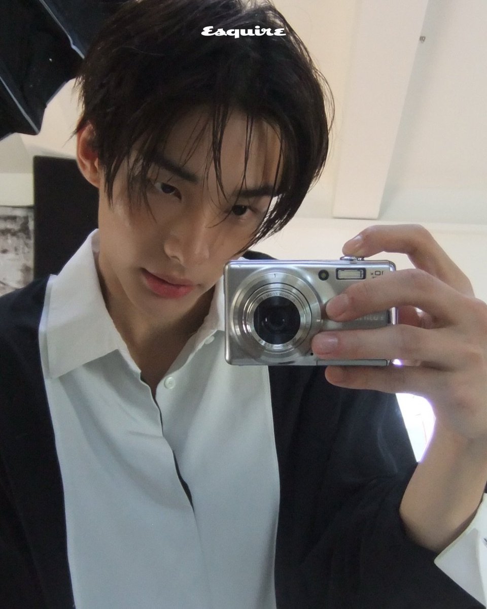 hyunjinpost's tweet photo. hyunjin on esquirekorea instagram update https://t.co/8oNw6kJka6
