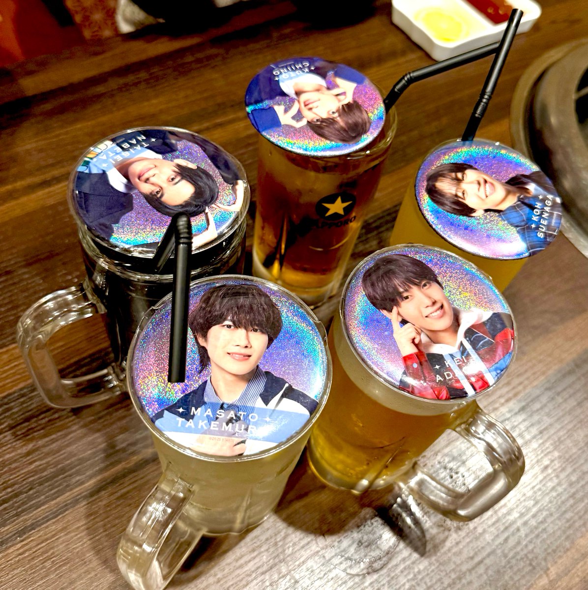 mstkwii's tweet photo. これ、けいまちゃ担は酒を飲み、ちーなーこー担はソフドリなのたまたまだけど年齢に忠実でおもろいね^_^ https://t.co/6TGVhwbpBK