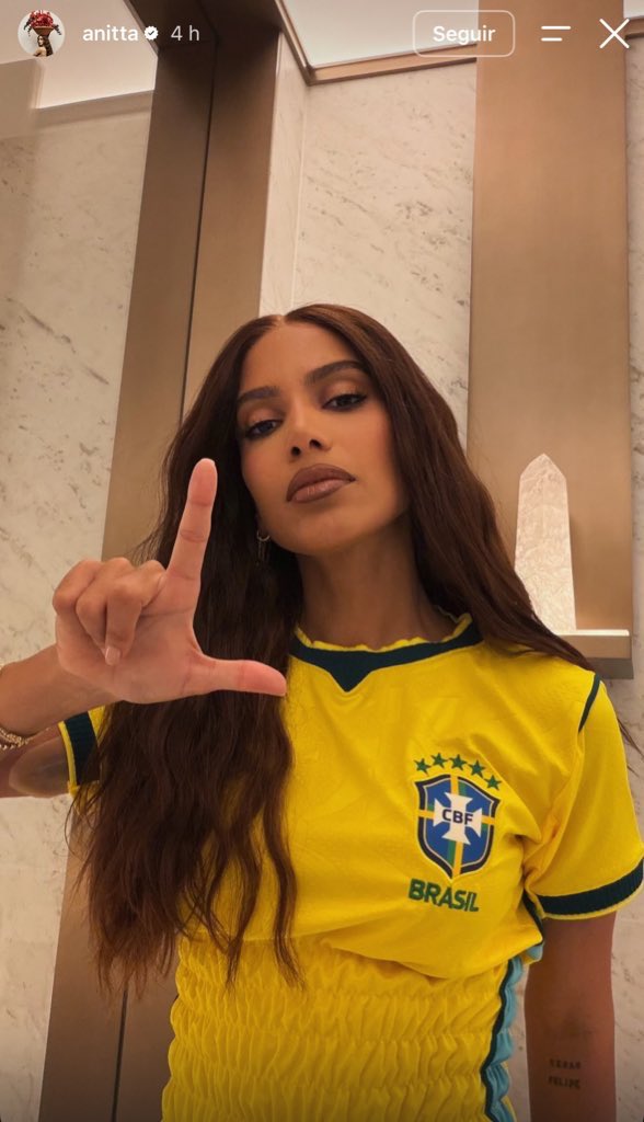 Merixtini's tweet photo. Anitta dijo LURE https://t.co/qd2gROwKQ4