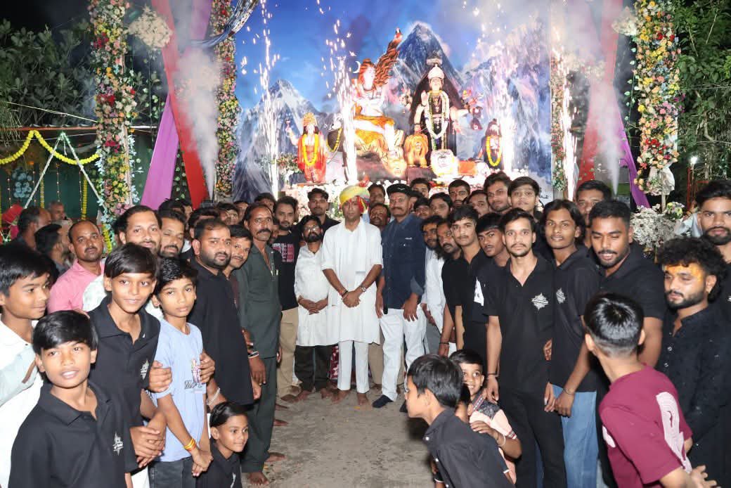 JVSinghINC's tweet photo. कल राघौगढ़ में अष्टभुजी माता मंदिर, खोगरा में माता रानी की पूजा-अर्चना करने तथा टांकनीपुरा में श्री वैष्णो देवी झांकी समिति द्वारा सजाए गए भव्य दुर्गा माता के पंडाल में माता रानी के दर्शन एवं पूजा-अर्चना कर उनका आशीर्वाद प्राप्त करने का सौभाग्य मिला।
माँ जगदम्बा सभी पर अपनी कृपा बनाए रखें तथा सभी के जीवन में सुख, शांति, समृद्धि और खुशहाली का संचार करें।
जय माता दी!