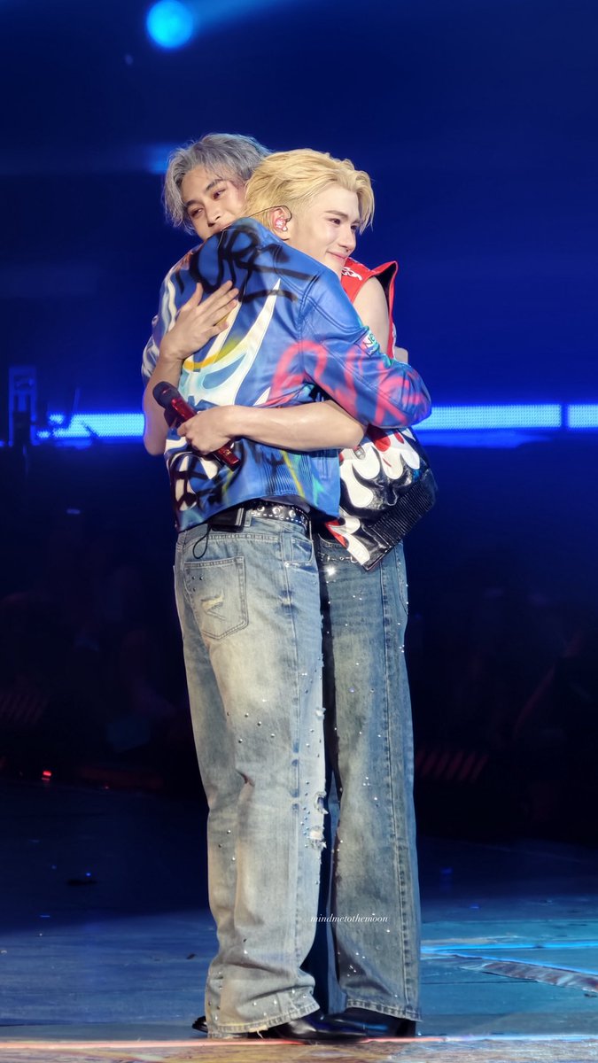 mindmetothemoon's tweet photo. 🩵🩷

KEEP GOING AMAZING FOURTH
#FourthConcertD2
#Fourthnattawat 
#Gemini_NT https://t.co/KlTpP1wfvX
