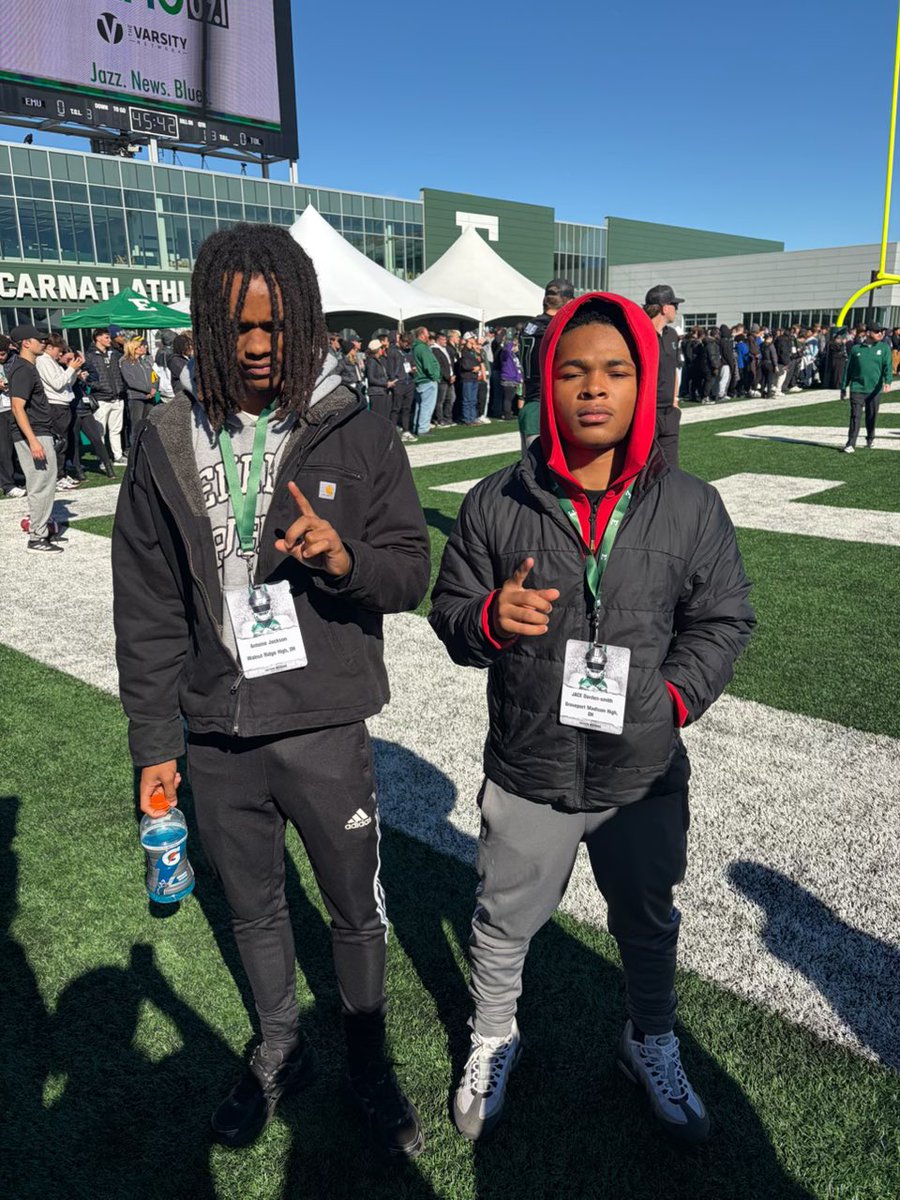 d1twan10's tweet photo. Thank you Eastern Michigan for the game day vist love the energy 💚💚@EMUFB https://t.co/xhT7l26eEt