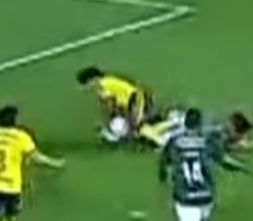 ImAleeJeje's tweet photo. Alguien me dice cuando cambiaron las reglas de este deporte y te marcan penal por hacer faltas fuera del área o también que tu rival pueda controlar el balón con la mano?? https://t.co/dHhmqjzAdT