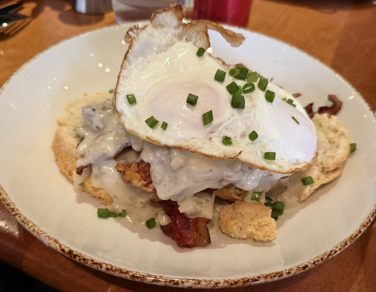 DCGameDayGrub's tweet photo. Caps home game. Devils 2–4 Caps.

Clyde’s of Gallery Place, right next door to the arena. Chicken &amp; Biscuits (crispy, moist chicken, perfect eggs, sage gravy) and Classic Cheeseburger with crunchy fries. Reliable American comfort food and solid service.

https://t.co/612MH7t2Io https://t.co/yFKLNcZHf8