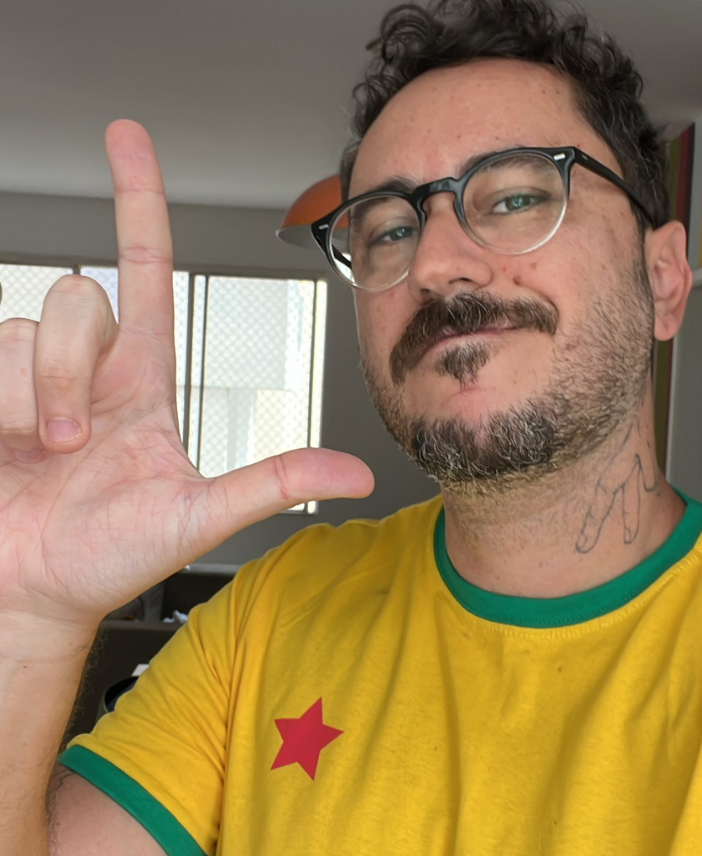 SiteJamesons's tweet photo. Sou de uma geração de nerds que acompanhou o crescimento do Omelete e viveu seu auge, seja no site, no YouTube ou no surgimento e consolidação da CCXP.

Até por isso, fiquei muito feliz ao ver hoje algumas das principais personalidades nerds que eu acompanhava naquela época se posicionando politicamente.

Acho o projeto Entre Migas, composto por muita gente que saiu do Omelete anos atrás, maravilhoso. Elas mostram todos os dias que é possível produzir conteúdo nerd no mainstream sem apelar para polêmicas vazias ou depender do engajamento através do ódio. Elas falam sobre aquilo que gostam, com autenticidade e paixão.

E ver a @patricia_gomes e o @1fabiogomes se posicionando é algo muito bonito. Não tenho certeza absoluta sobre o posicionamento de todo o restante da equipe. O Entre Migas sempre me passou a vibe de ter um objetivo muito semelhante ao nosso, no sentido de criar uma comunidade nerd acolhedora, respeitosa e tolerante. E ver isso nessas eleições tá sendo bem especial 💜

Também vi hoje o Marcelo Hessel, com quem nem sempre concordei, ou melhor, de quem quase sempre discordei kkkk, se posicionando. E vou continuar achando louvável quando pessoas tão relevantes e consolidadas no mercado usam sua voz para defender aquilo em que acreditam.

Para mim, isso também é ser nerd de verdade: sustentar suas convicções e não ter medo nem vergonha de dizer, em alto e bom som, aquilo em que acredita.