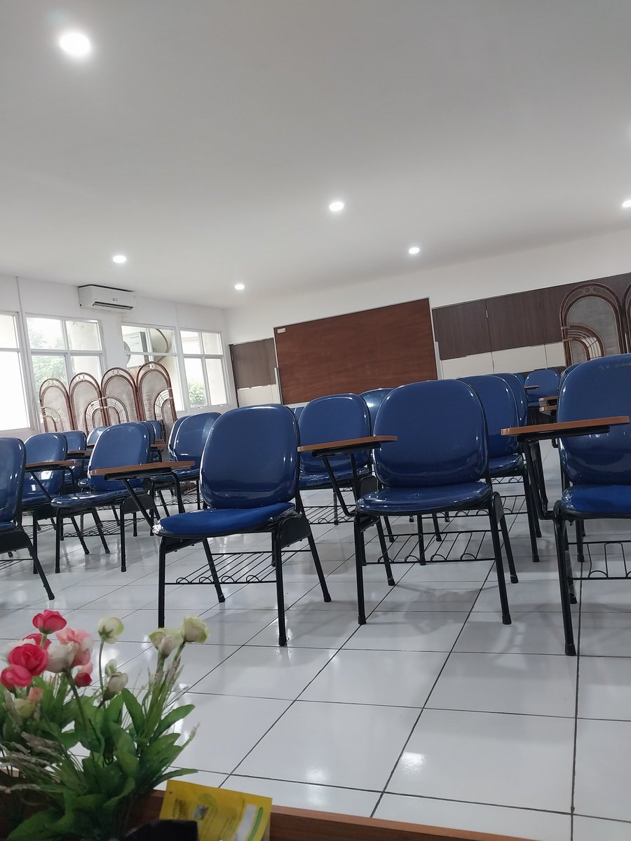 Ryuuichiro20's tweet photo. Yak anak anak, kelompok berapa yang akan presentasi hari ini?

[Sepagi ini sudah diterpa ac 4 biji dengan suhu 16°] https://t.co/Co7OuF33zC