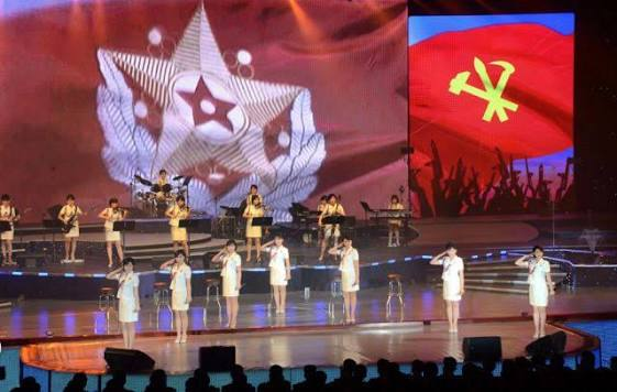 crypto_daha's tweet photo. 90年代初，有一个朝鲜表演团来中国挣外汇，中有一个女孩逃了出来，但是她身上没有钱也会说汉语，就误打误撞的逃到了一个单身家。单身汉是个朝鲜族，看她可怜就将她藏匿了起来。这个女孩不仅长得漂亮，还非常的勤快单生汉大哥人也不错。于是两人便过起了日子但是好景不长，由于90年代计划生育查的很严他们的孩子���生时就被相关部分查了出来。朝鲜方要人，老大哥家死活不交。后来那边说现在有政策，只要把孩子留中国，女孩回去就是华侨待遇，可以不定期过来探亲。可能也拿女孩的家威胁了，女孩后来松口答应了。当天老大哥给女孩家拿了大包小裹的礼物，一家人含泪送别，悲剧的是，女孩刚过境，就当着大哥的面执行了枪决。