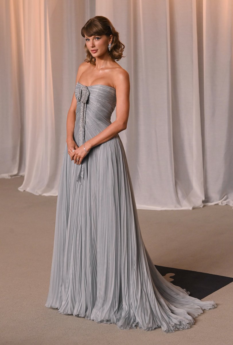 4k_taylorr's tweet photo. Taylor Swift has arrived at the Academy Museum Gala https://t.co/7jlJnSWlO2