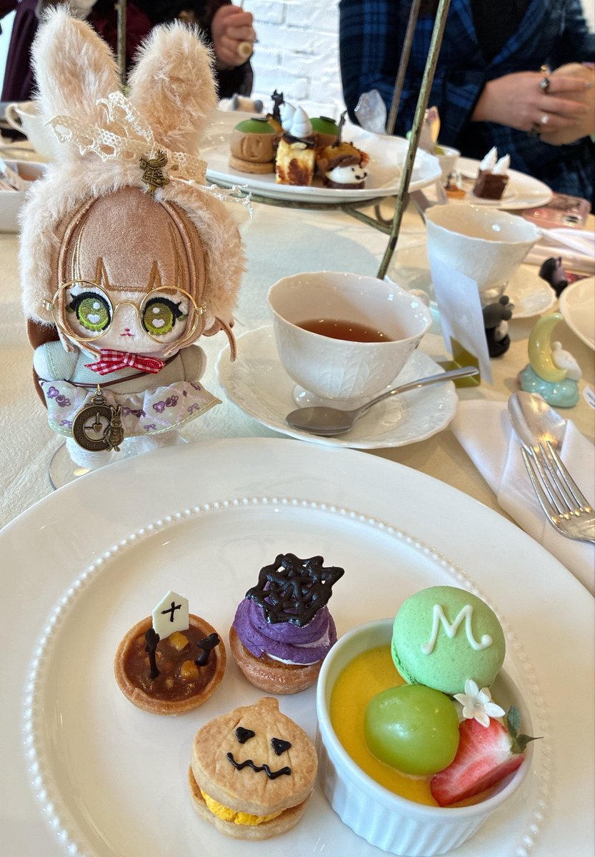 mi_o_RR07's tweet photo. ハロウィンお茶会🎃
かっこいい🐺翠くん皇子に会えたし、スイーツも可愛くて美味しいし楽しかった🥰
ミニミニイベントではイノワくるくる動画🫶
幸せいっぱいありがとうございました♡

Classy Ribbonにエプロン（@syrup_tokyo ）つけてアリスコーデ💙みどぬい白うさぎ🤍 https://t.co/lOKi5G4NQ8