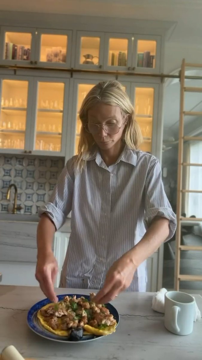 PhilstarNews's tweet photo. GWYNETH PALTROW MAKES TORTANG TALONG

American actress Gwyneth Paltrow cooked tortang talong, a Filipino breakfast staple, with garlicky turkey crumbles and banana ketchup in a recent Instagram post.

Food content creator Erwan Heussaff reacted to the post, thanking Paltrow for using the dish’s Filipino name instead of calling it an “eggplant omelette.”

📸 Paltrow via Instagram