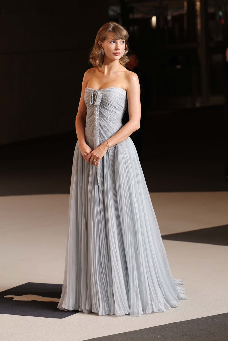 ChicksInTheOff's tweet photo. Taylor Swift looks ethereal at the Academy Museum Gala 💙 https://t.co/an8lPlEnMQ