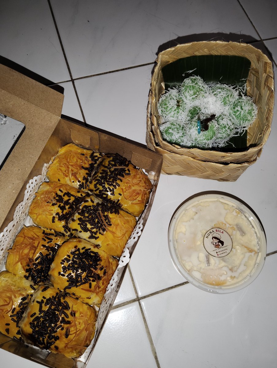 hadap_'s tweet photo. dangggg sepagi ini jajan udah banyak. https://t.co/B3qws6Sw8Z