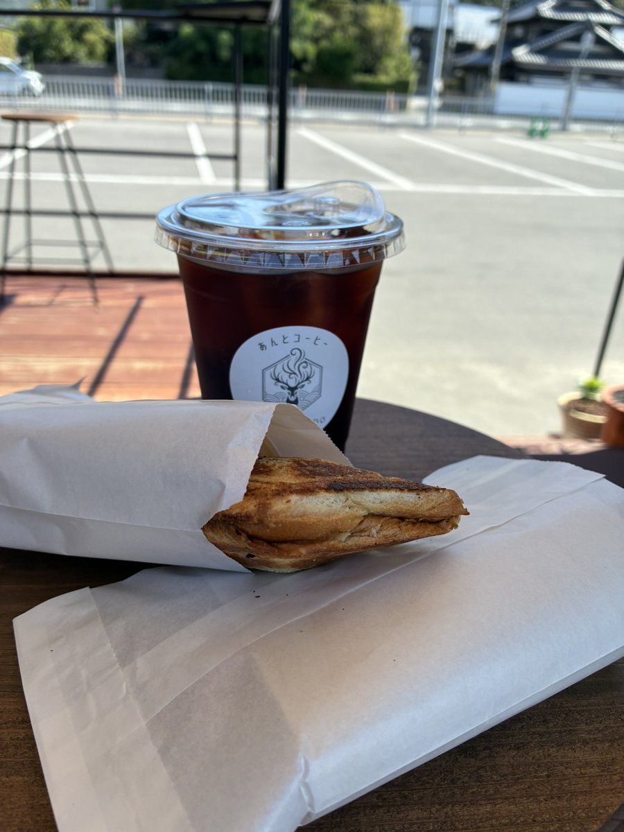 koyamautan's tweet photo. 父母ヶ浜にあるあんとコーヒーのお店、鹿鳴堂さん。
地元の豊かな天然水の水出しコーヒーは雑味なく、するする飲める。そして手作りのあんこが絶品❣️

山と海からの心地よい風を感じながら。 https://t.co/GuTDkNKn0o