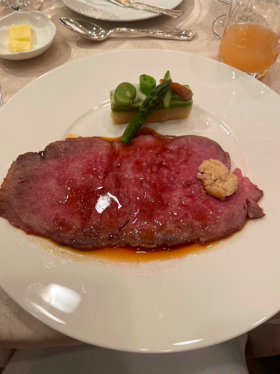 NaBina_77's tweet photo. 同じく、我が友にも帝国ホテル披露宴者ありけり。ローストビーフいと美味なれど、我々女子満腹にてお代わりに辿り着かず。されど前方には肉専用のシェフがナイフ構えて待ち、遂には給仕が「お代わり如何」と皆に言って回る事態となりき。友皆おずおずと、「然らば」と皿差し出すこととなりき。 https://t.co/rTIN14kCuF