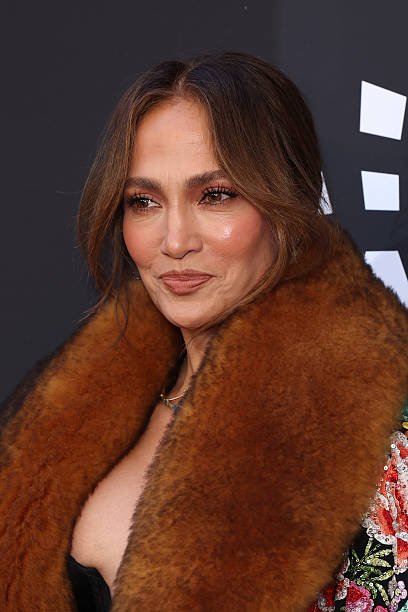_Nidia_R's tweet photo. Jennifer Lopez no LA Opera 2026 Opening Night Gala, em Los Angeles. https://t.co/MXCumePcM0