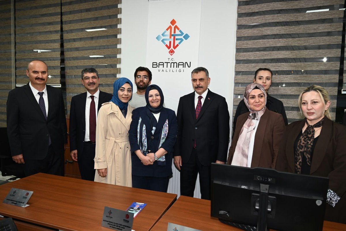 Ayla_isik's tweet photo. Batman’a açılış törenleri için gelen Sn Bakanım @mustafaciftcitr Derneğimizin Sivil Toplum Merkezi’nde (STM) Ziyareti bizi onurlandırdı.Batman’ımıza kazandırılan bu kıymetli eserlerin hayırlı olmasını diliyor, destekleri için Sn Bakanımıza teşekkür ediyoruz. @lokmanayva @beyazay https://t.co/cNl0SGypHo