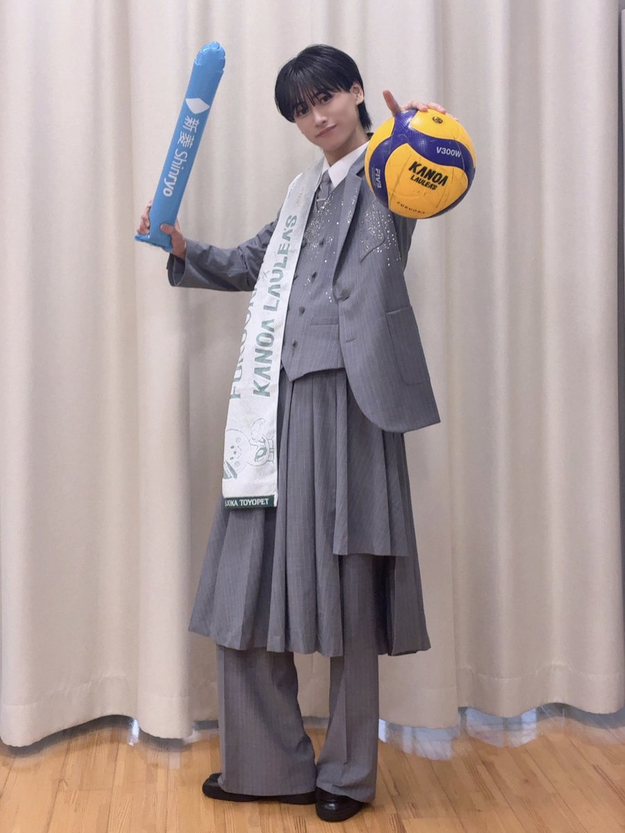 cloudten_member's tweet photo. 「2026-27 大同生命 SV.LEAGUE GROWTH WOMEN 飯塚大会　カノアラウレアーズ福岡 vs ルートインホテルズ信州ブリリアントアリーズ 『日本直販PRESENTS MUA HANA DAY』」にお越しくださったみなさん、ありがとうございました🙇‍♂️
初のバレーボール生観戦で、想像の20倍の迫力に「どひゃぁ」ってなりました！
普段のシアター公演と違うポジションでまた違った木村の魅力を感じてくれてたら嬉しいです💜
初めてましてできた方々へ！
Cloud ten最高身長186cmの美容担当💖
木村　陽（きむら　はる）です！
以後お見知り置きを！ぜひ覚えてください🙇‍♂️

＃Cloudten #木村陽