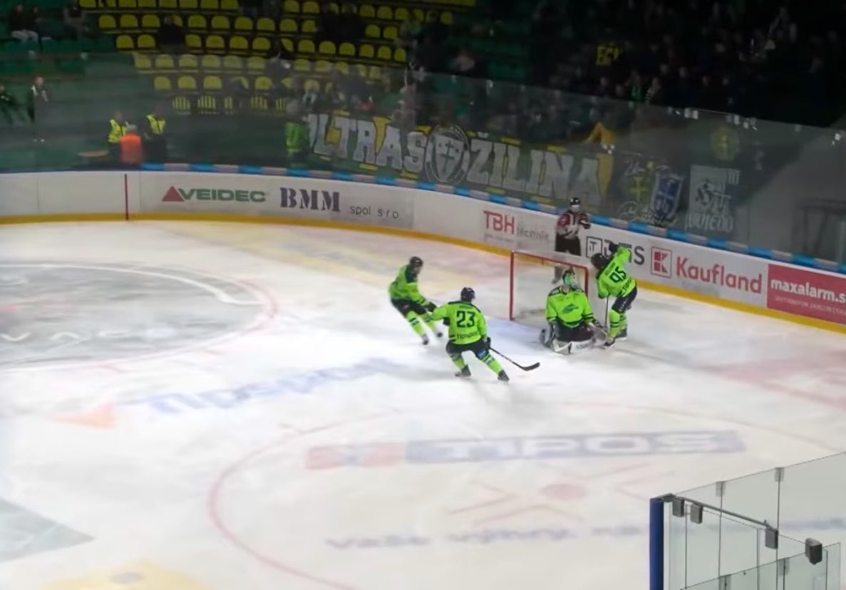 UltrasPresent's tweet photo. 🔵⚪️ OVIEDO &amp; ZILINA 🟡🟢

Vlci Žilina - Zvolen. (16.10.26)

{Hockey sobre hielo) 🇸🇰 https://t.co/oOvxM3byso