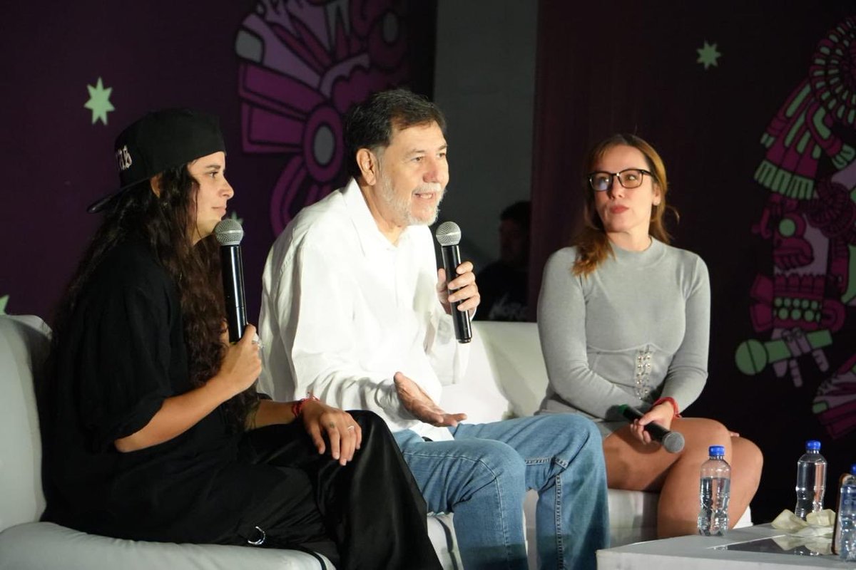 fernandeznorona's tweet photo. Ayer, en la feria del libro del Zócalo. https://t.co/WLNAELhC3M